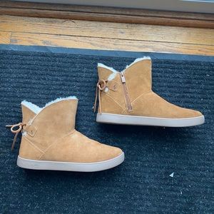 Ugg’s Shazi NWT size 7